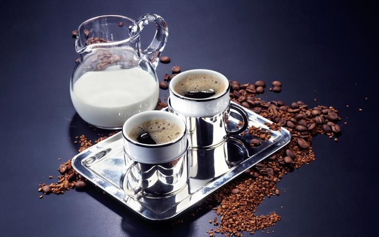 kawa - filizanki-kawy-na-srebrnej-tacy-i-mleko-w-dzbanku.jpg